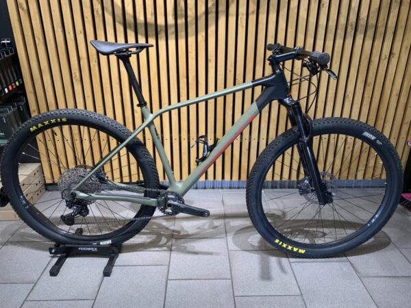 ORBEA ALMA M50 L Savage Green - Bright Red 48,5cm
