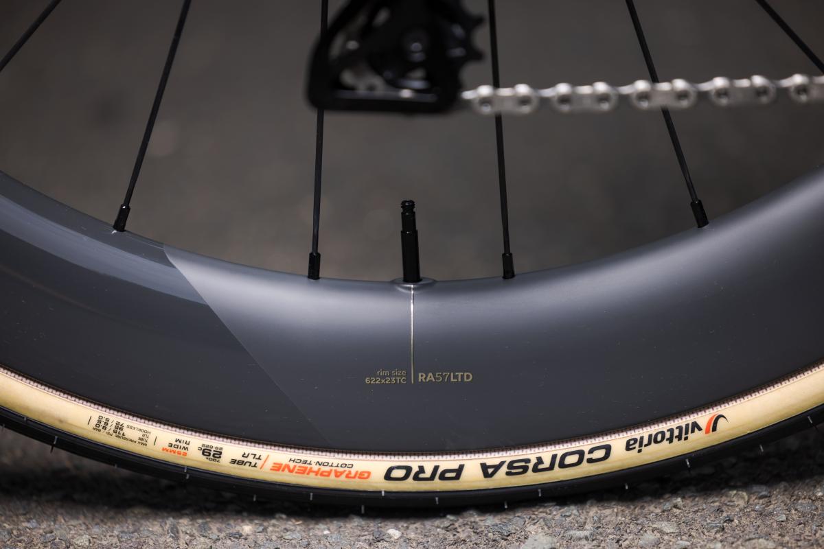 ORBEA ORCA AERO M11eLTD 55 Magic Gold - Carbon Raw 4 ORBEA ORCA AERO M11eLTD 55 Magic Gold - Carbon Raw – Bild 4